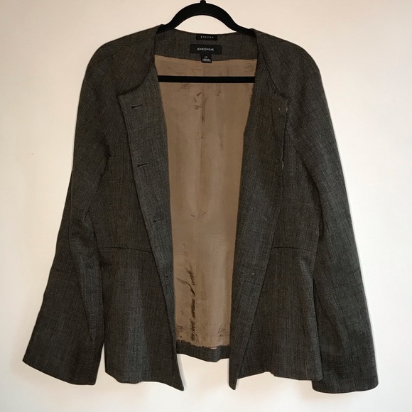 Jones wear size 12 stretch brown 
4 button blazer 
Made in Bangladesh - Picture 5 of 6